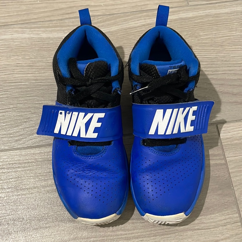 Nike Boys Basketball Team Hustle D8 Sneakers size 2.5